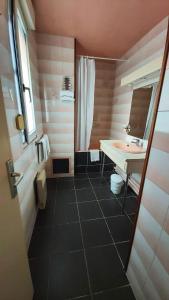 鲁昂康苏尔鲁昂酒店的一间带水槽和镜子的浴室