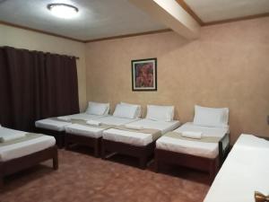 巴科洛德RedDoorz at Casa Marabella Villamonte Bacolod City的带白色枕头的四张床