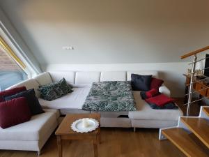 伦茨基希Ferienwohnung HirschSprung的客厅配有沙发、枕头和桌子