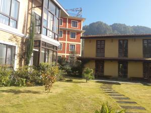 加德满都Drala Resort Nepal的前面有院子的大建筑