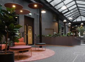 奥斯陆奥斯陆城市之盒酒店的大厅,在大楼里摆放椅子和植物