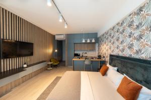 北马马亚-讷沃达里Luxury Sea On Studio的带沙发的客厅和厨房