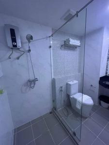是拉差Christella Hotel Laemchabang的浴室设有玻璃淋浴间和卫生间