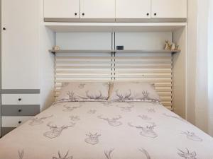 GiustinoLa CRI Bed & Breakfast的一间卧室配有一张带木制床头板的床