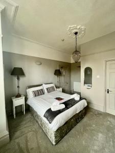 约克格兰奇旅馆的一间卧室配有一张大床和一个吊灯。