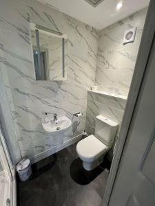 约克格兰奇旅馆的浴室配有白色卫生间和盥洗盆。
