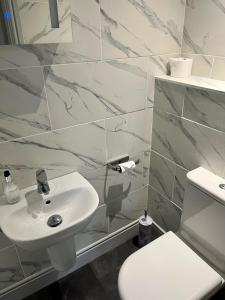 约克格兰奇旅馆的浴室配有白色水槽和卫生间。
