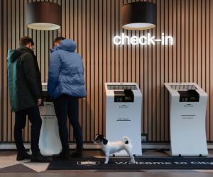 奥斯陆奥斯陆城市之盒酒店的两个人和一只狗站在商店前