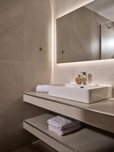 蒂锡利维卡捷琳娜一室公寓酒店的浴室配有盥洗盆、镜子和毛巾