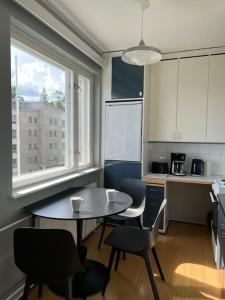 拉彭兰塔Studiohuoneisto Liisankatu的厨房配有桌椅和窗户。