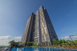 Kampong PendasSunway Grid Loft Suite by Nest Home【Olympic Size Pool】的一座带游泳池的建筑的 ⁇ 染