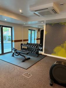 普雷斯顿传统普雷斯顿国际酒店的一间设有长凳和窗户的健身房