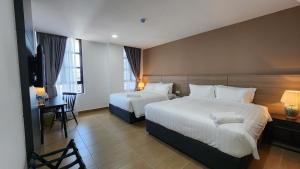 吉隆坡Yu Hotel Chinatown的酒店客房设有两张床和电视。