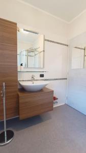GiustinoLa CRI Bed & Breakfast的一间带水槽和镜子的浴室