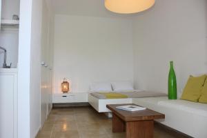 斯派赛斯奥尔洛夫度假酒店的客厅配有白色的沙发和桌子