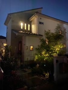 岐阜B&B legare的夜晚,房子的一侧有灯