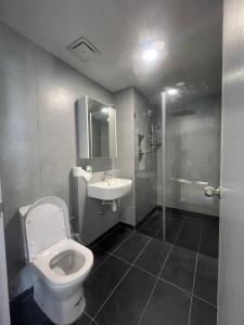 哥打京那巴鲁Jesselton Quay homestay with Free 1 parking by StayPlace的浴室配有卫生间、盥洗盆和淋浴。