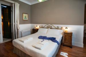 拉古萨I Sogni della Memoria的一间卧室配有一张床,上面有两条毛巾