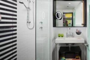 黄金海岸黄金海岸QT精品度假酒店的一间带水槽和淋浴的浴室