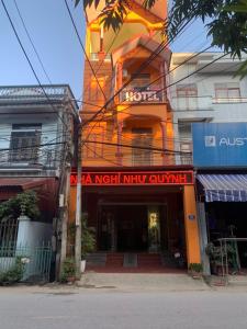 Bảo LạcNhư Quỳnh Hotel的前面有标志的建筑