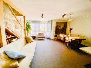 科拉雷侯Golden Wave Surf Roof Terrace的客厅配有白色的沙发和桌子