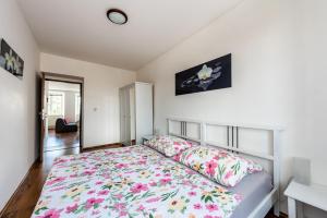 苏希采Apartmán Hartmanice的一间卧室配有一张带花卉床罩的床
