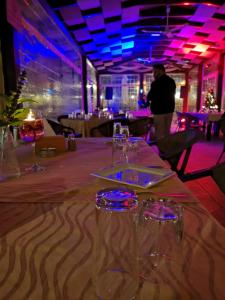 杰里科巴巴尔沙姆度假酒店的餐厅里一张桌子,上面放着酒杯
