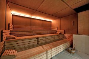 奥特朗托Basiliani - CDSHotels的一座空的讲堂,里面设有木凳和灯光