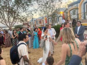 阿斯旺Artika Wadi Kiki Hotel的走下街时,新娘和新郎握手