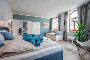 艾森纳赫Apartment Kronprinz zentral mit Infrarot-Sauna的一间卧室配有一张带蓝色墙壁的大床