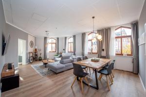 艾森纳赫Apartment Kronprinz zentral mit Infrarot-Sauna的客厅配有桌子和沙发