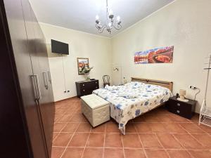 兰佩杜萨Villa Dalila的一间卧室配有一张床和一个吊灯