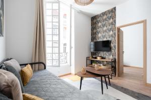 马赛MaisonMars - Les Petits Pavillons Appartements Standing 1 chambre 4 pers Clim Vieux-Port的客厅配有沙发和桌子