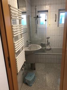 MitterteichFerienwohnung Villa Hygge的白色的浴室设有水槽和浴缸。
