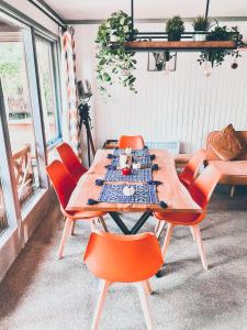 达农Wooden Cosy Retreat Hunters Quay的一张桌子和橙色椅子