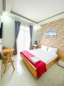 边和Lộc Thiên Ân hotel的卧室配有床、椅子和窗户。