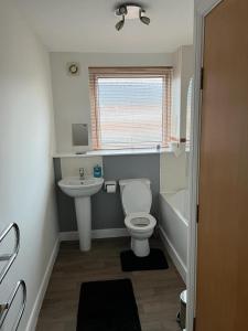 爱丁堡Ferry Gait的浴室配有白色卫生间和盥洗盆。