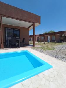 卡法亚特Casas de Cafayate的房屋前的游泳池