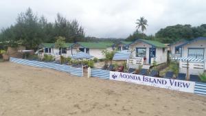 阿贡达Agonda island view的海滩上一排带围栏的房屋