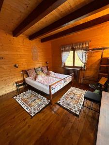 锡纳亚Old Mark's House Sinaia的一间卧室配有一张床,房间内有2个地毯