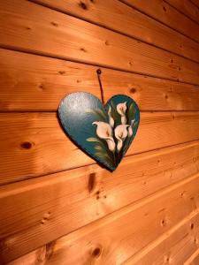 锡纳亚Old Mark's House Sinaia的挂在木墙上的心形墙