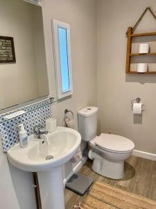 布里德波特Little Innsacre的浴室配有白色水槽和卫生间。