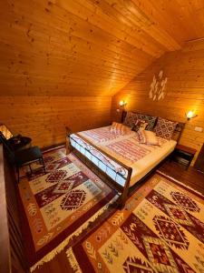锡纳亚Old Mark's House Sinaia的小木屋内一间卧室,配有一张床