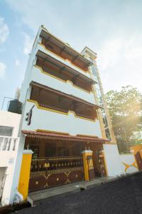 蓬蒂切里Sri Balaji Villas的黄色和白色的高楼