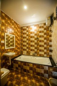 蓬蒂切里Sri Balaji Villas的带浴缸、卫生间和盥洗盆的浴室