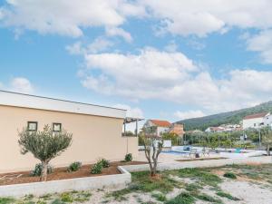 比利切Modern holiday home in Bilice with private pool的一座带游泳池和大楼的别墅