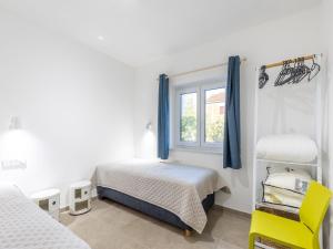 比利切Modern holiday home in Bilice with private pool的一间卧室配有两张床和一张黄色椅子