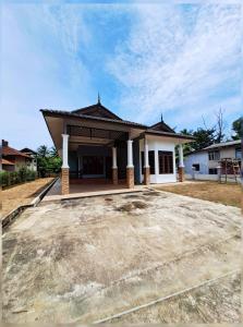 Kampong Pengkalan MarasZN Homestay Gong Badak的前面有大车道的房子