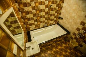 蓬蒂切里Sri Balaji Villas的带浴缸、水槽和镜子的浴室