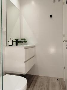 希洪Dindurra Gijón Centro-Parking gratuito的白色的浴室设有卫生间和淋浴。